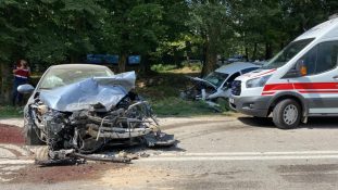 Korkunç kaza: 2 otomobil de hurdaya döndü