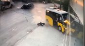 Otomobil yolcu taşıyan minibüse çarptı: 10 yaralı